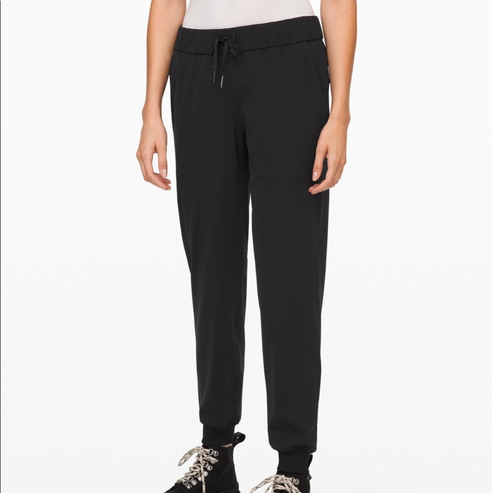Lululemon on the fly jogger 28” luxtreme black size 4